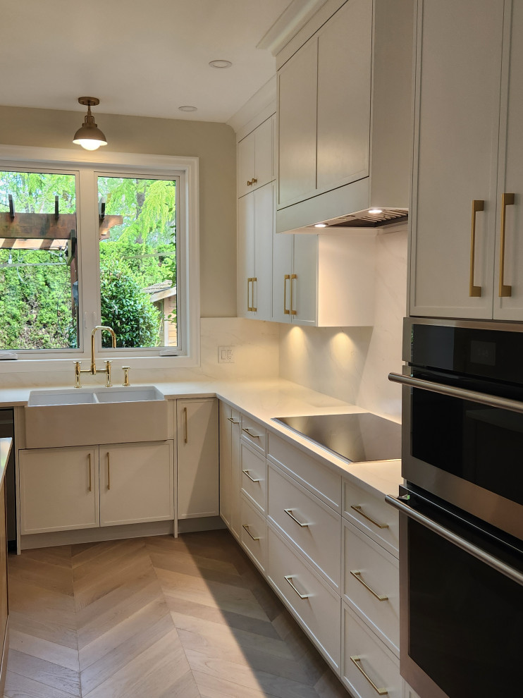Transitional kitchen photo in Vancouver
