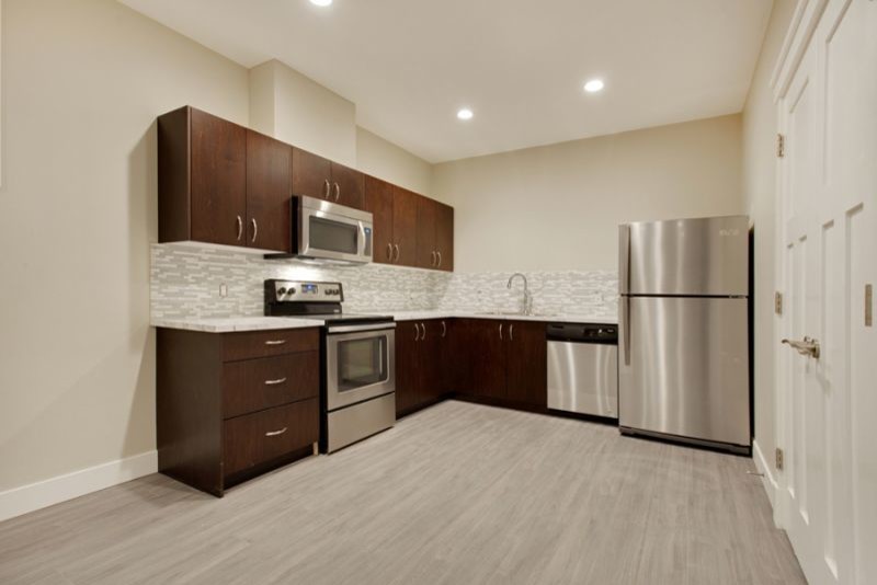 Kitchen - transitional kitchen idea in Calgary