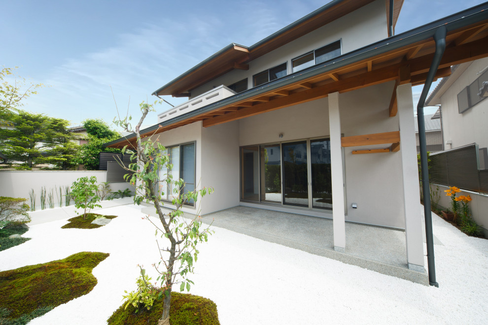 Design ideas for a large asian two-storey grey house exterior in Kyoto with a gable roof and a metal roof.