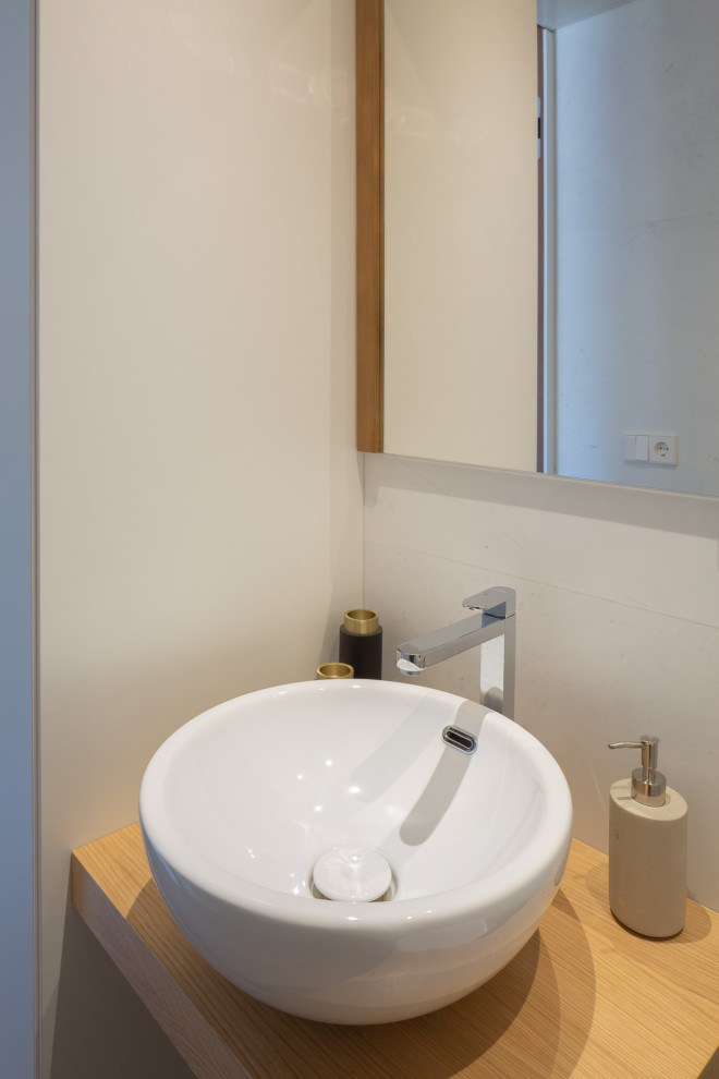 Diseño de aseo contemporáneo pequeño con suelo de madera en tonos medios y lavabo sobreencimera