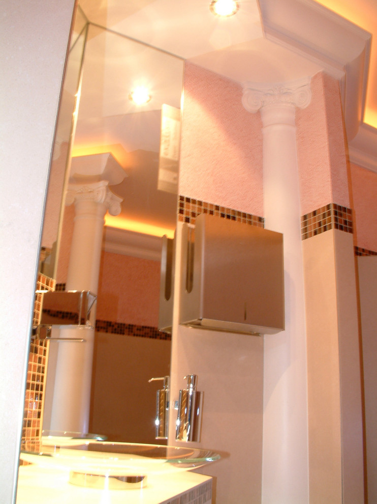 Идея дизайна: большой туалет в классическом стиле с инсталляцией, коричневой плиткой, стеклянной плиткой, бежевыми стенами, полом из линолеума, настольной раковиной, стеклянной столешницей, оранжевым полом, бежевой столешницей и подвесной тумбой
