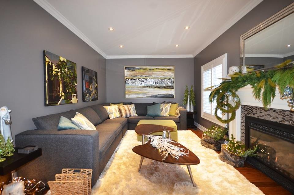 Example of a transitional home design design in Toronto
