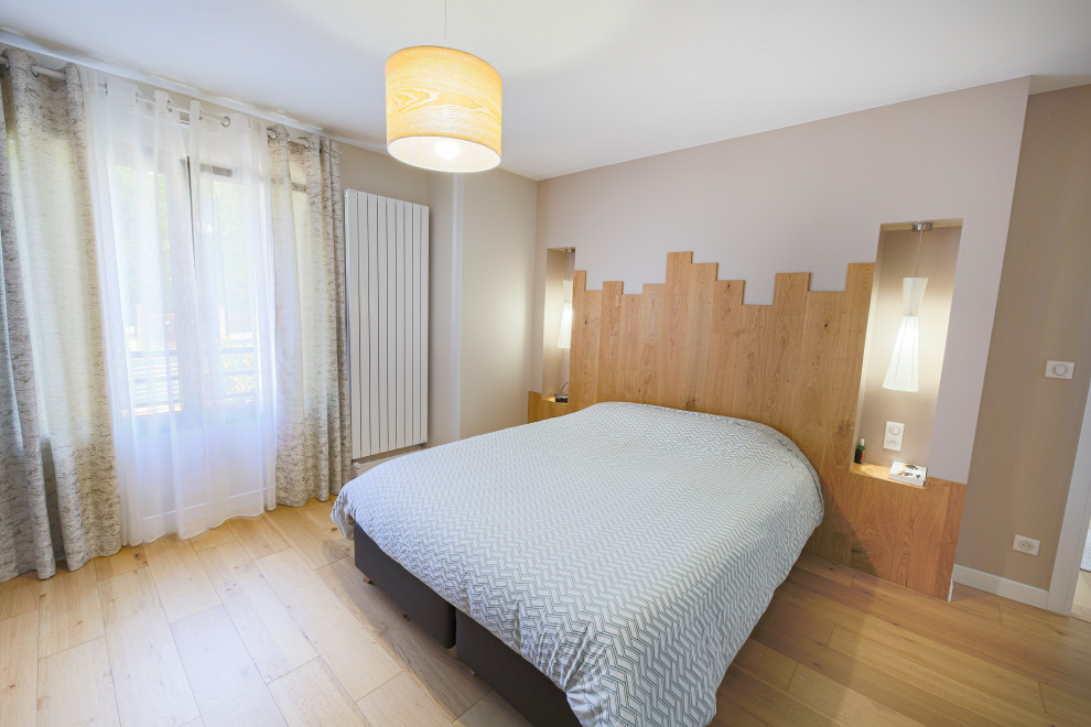 Aménagement d'une grande chambre parentale contemporaine avec un mur beige et un sol beige.