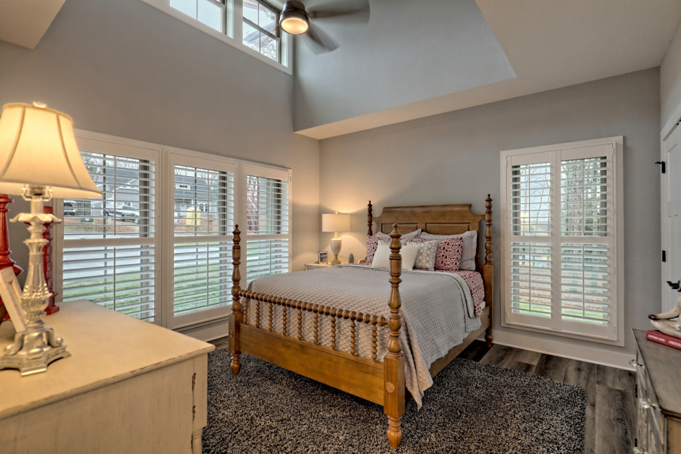 Стильный дизайн: гостевая спальня среднего размера, (комната для гостей) в стиле кантри с серыми стенами, полом из винила, серым полом и многоуровневым потолком - последний тренд