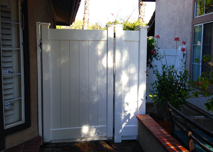 Inspiration for a traditional backyard garden in Los Angeles with a vinyl fence.