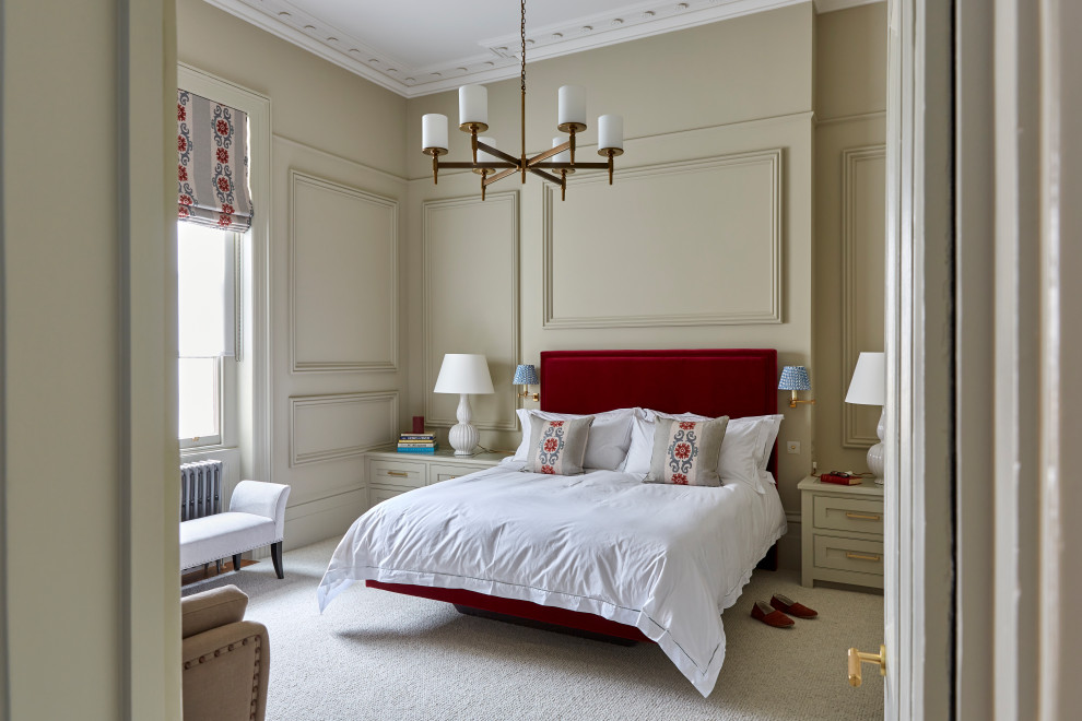 Пример оригинального дизайна: спальня в классическом стиле с бежевыми стенами, ковровым покрытием, бежевым полом и панелями на части стены