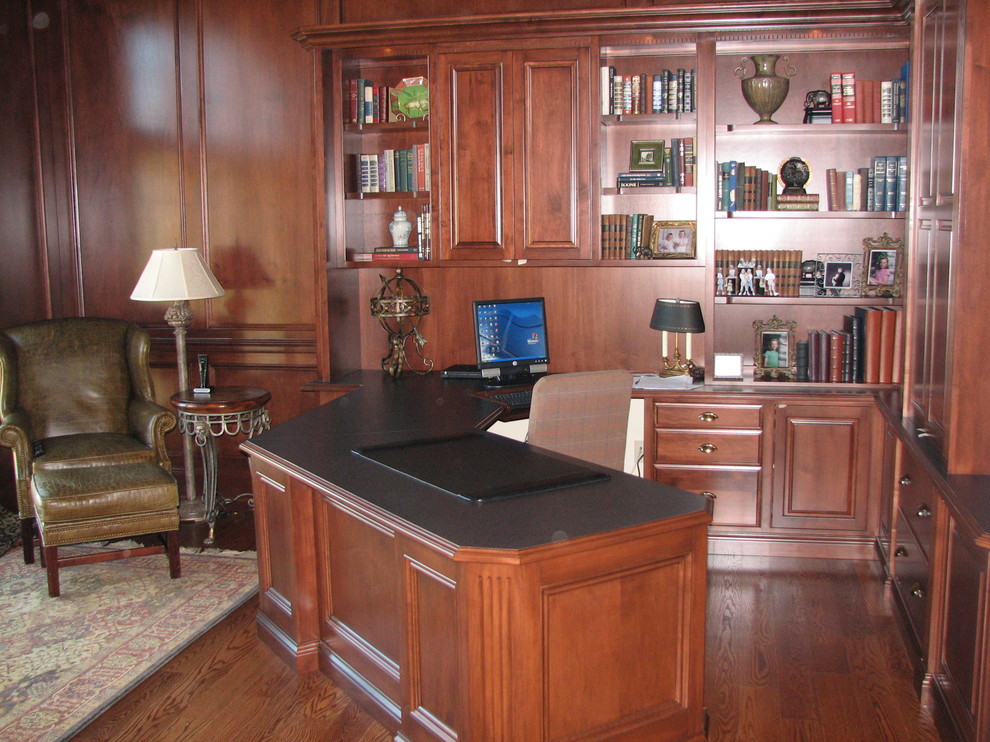 Photo of a traditional home office in St Louis.