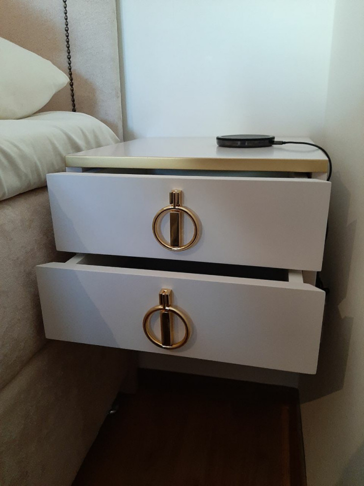 Тумбочки с золотой каемочкой