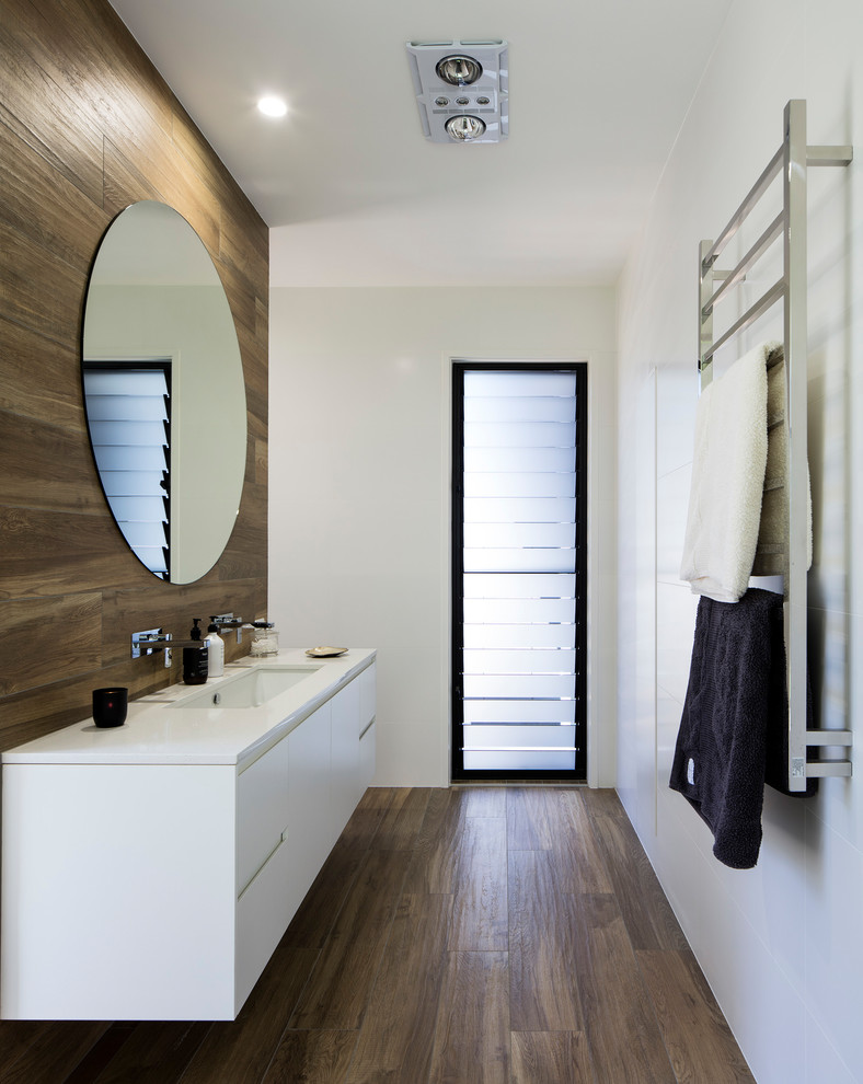 Design ideas for a contemporary bathroom in Sunshine Coast.