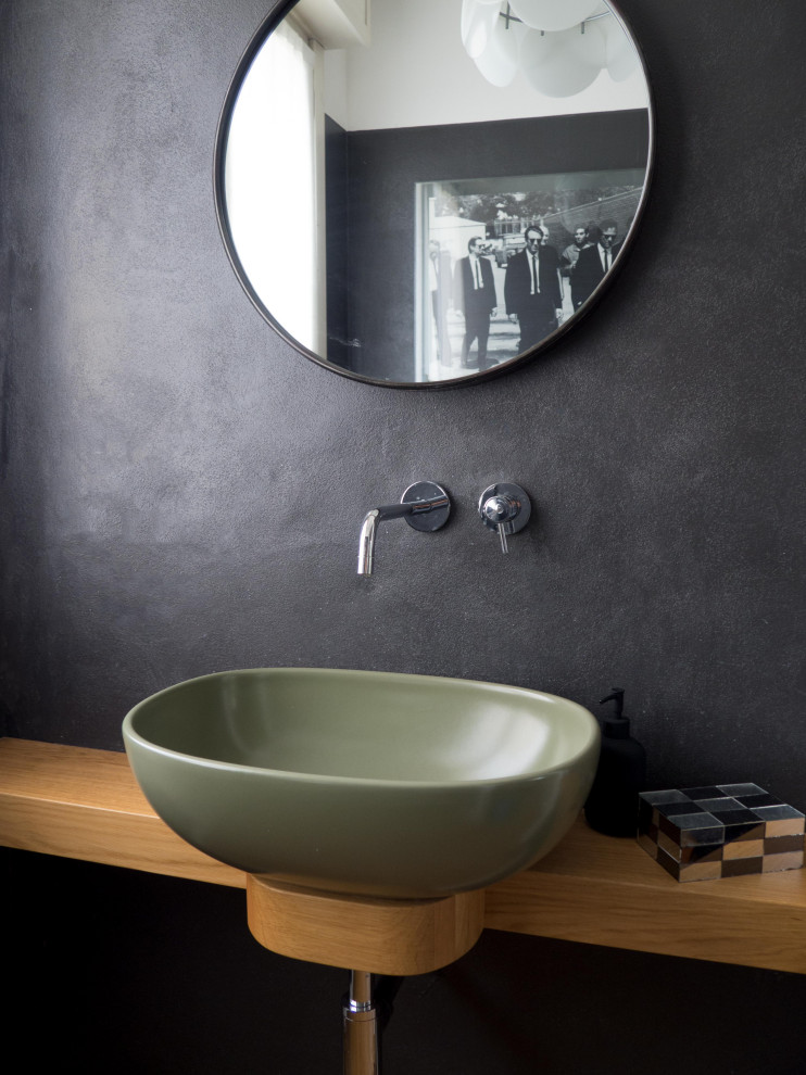 Ispirazione per un piccolo bagno di servizio bohémian con ante in legno chiaro, WC a due pezzi, pareti nere, parquet chiaro, lavabo a bacinella e mobile bagno sospeso