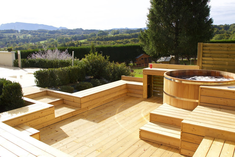 Inspiration for a small scandinavian round aboveground pool in Montpellier with a hot tub.