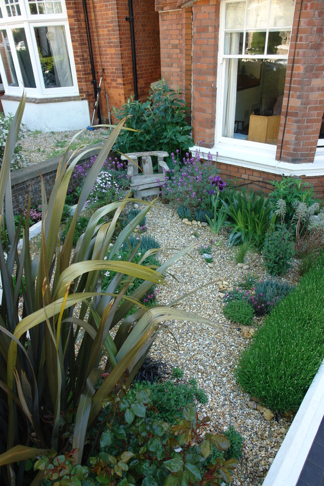 Photo of a small beach style front yard partial sun xeriscape in Sussex with gravel.