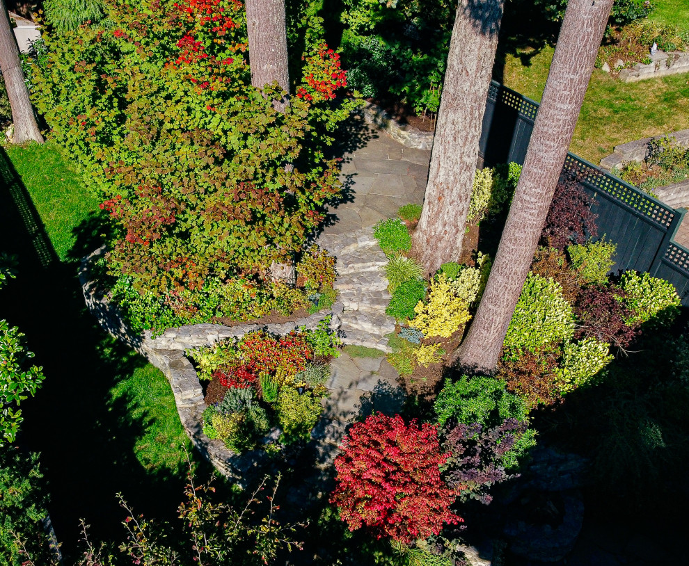 Idee per un giardino stile rurale esposto a mezz'ombra dietro casa con un ingresso o sentiero, pavimentazioni in pietra naturale e recinzione in legno
