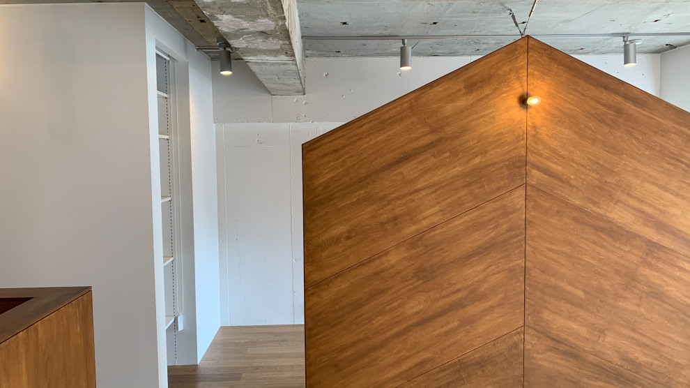 Idee per un soggiorno di medie dimensioni e aperto con pavimento in legno verniciato, pavimento marrone e travi a vista