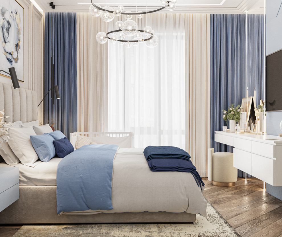 Свежая идея для дизайна: хозяйская спальня в стиле неоклассика (современная классика) с синими стенами и коричневым полом - отличное фото интерьера