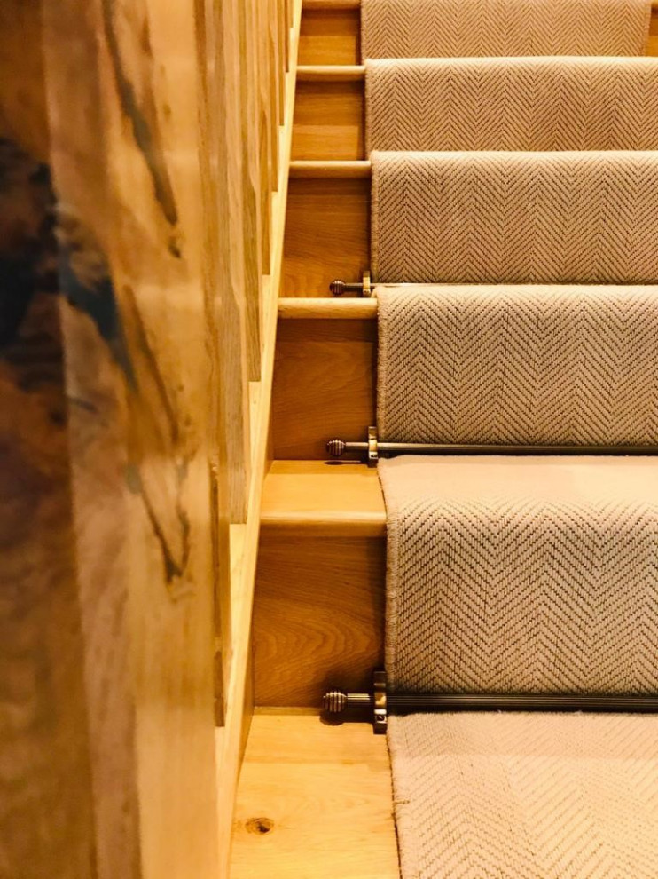 Пример оригинального дизайна: прямая деревянная лестница в стиле рустика с деревянными ступенями и деревянными перилами