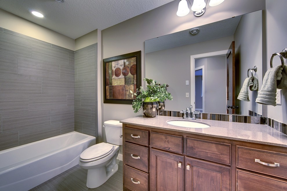 Design ideas for a traditional bathroom in Minneapolis.