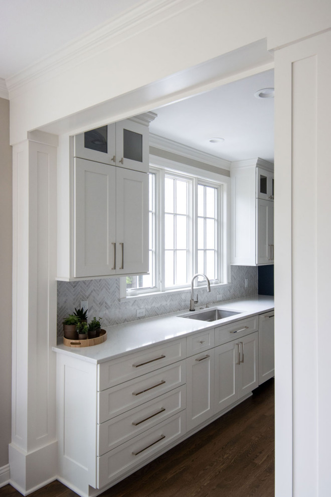 Example of a large transitional home design design in Milwaukee