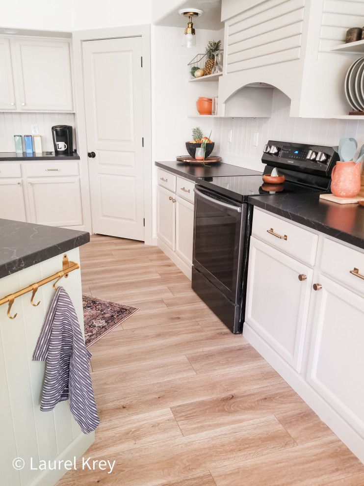 Kitchen - transitional kitchen idea in Phoenix