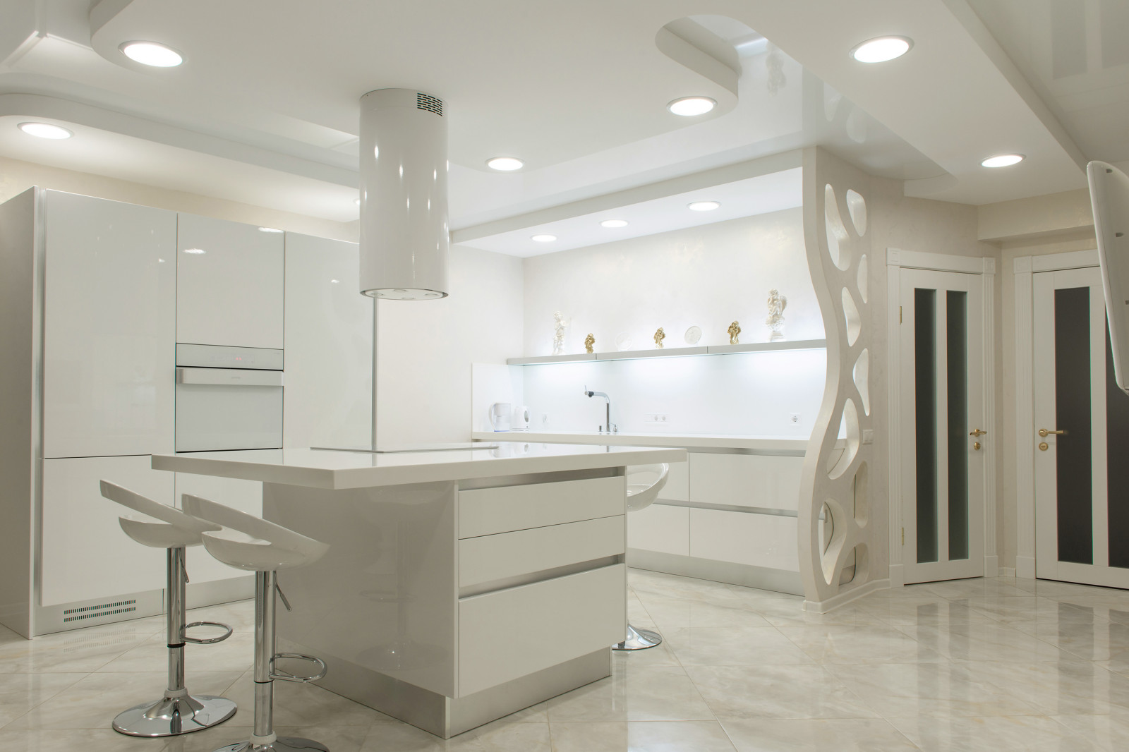 белая кухня с островом