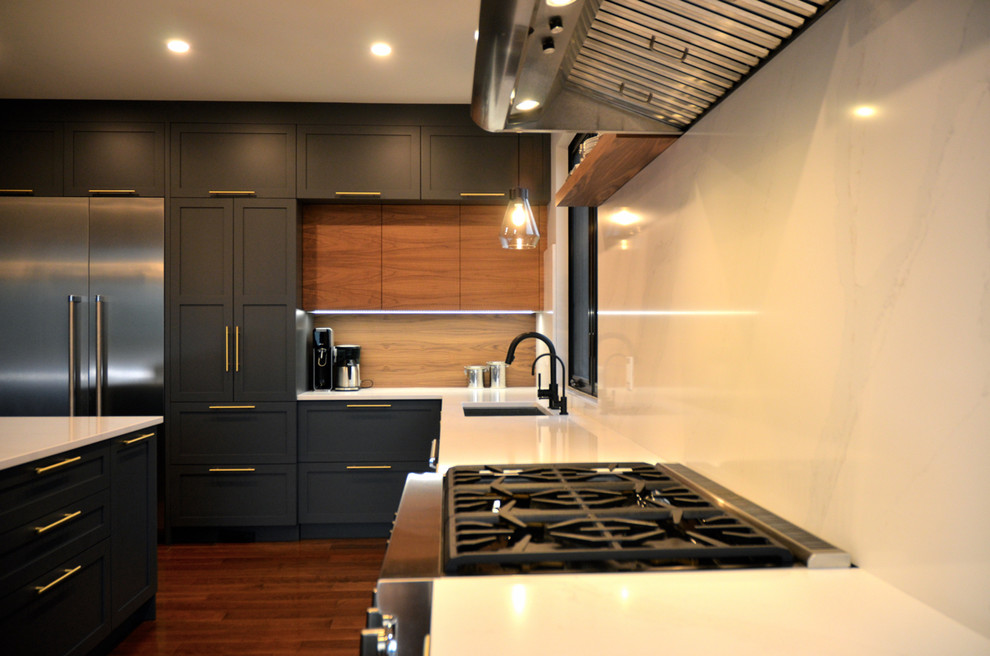 Kitchen - transitional kitchen idea in Ottawa