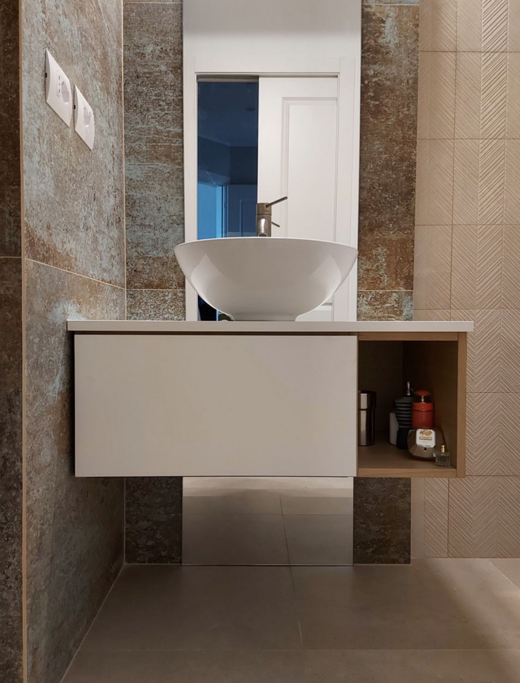 Immagine di una stanza da bagno di medie dimensioni con ante bianche, piastrelle multicolore, top in laminato, un lavabo e mobile bagno sospeso