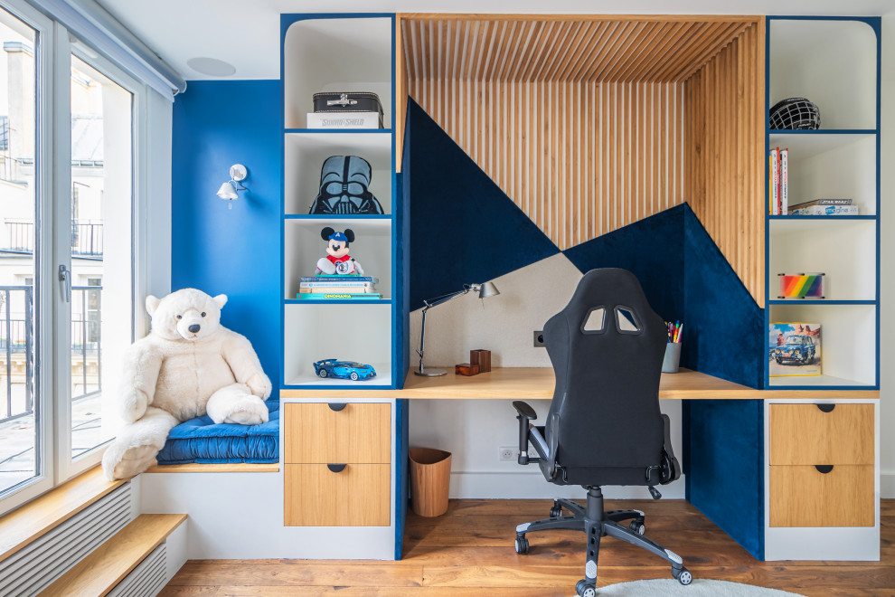 Aménagement d'une très grande chambre d'enfant contemporaine avec un bureau, un mur multicolore, un sol en bois brun, un sol marron et boiseries.