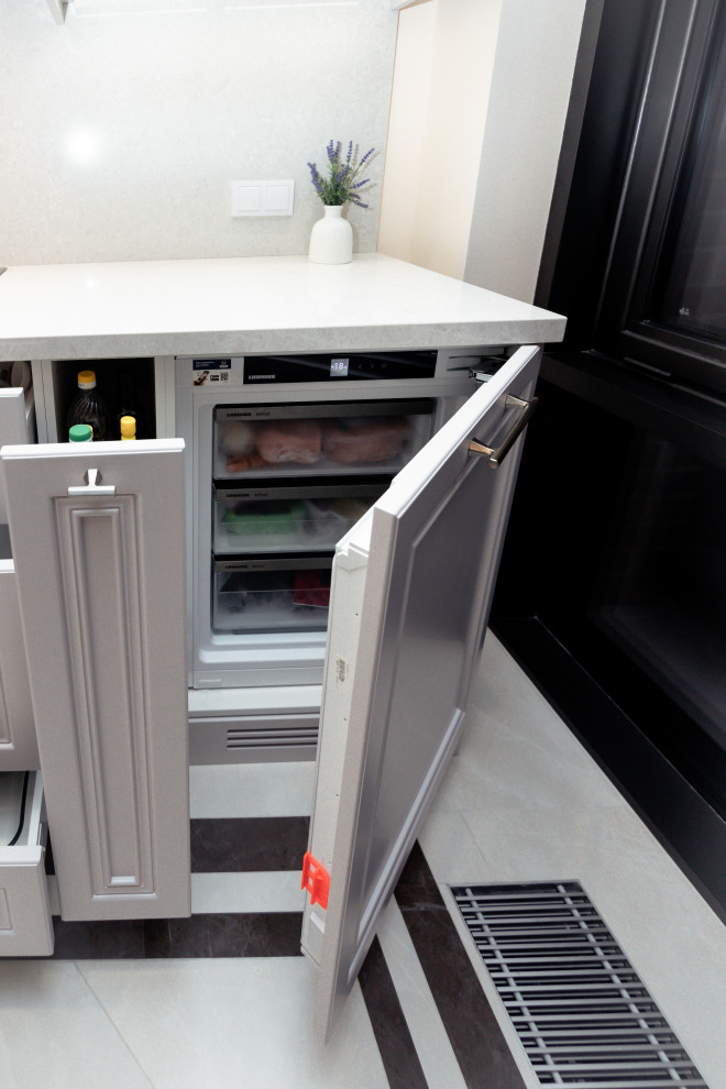 Нежно-серая кухня в неоклассическом стиле