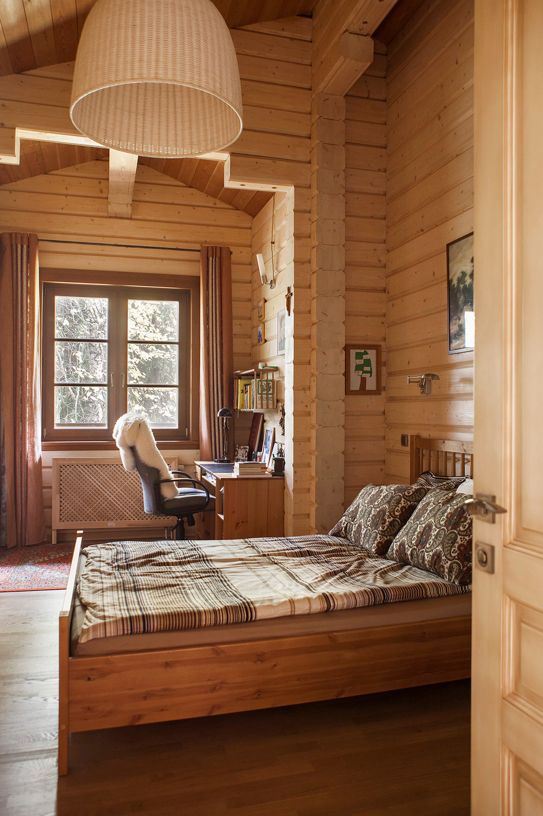 В гостях: Подмосковное шале на участке с историей