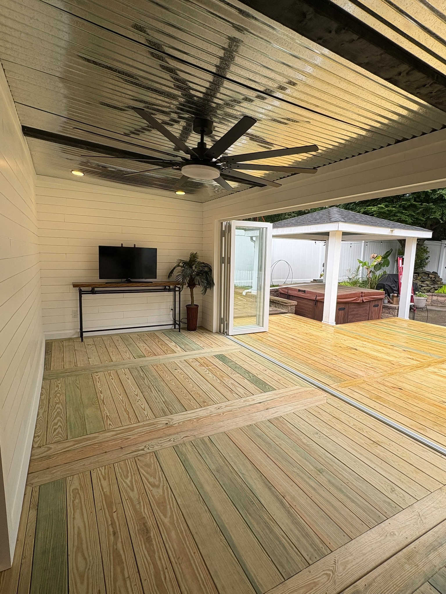 3 Seasons Room and Deck