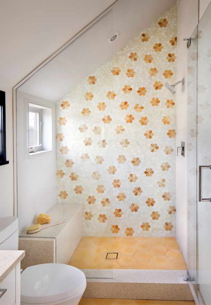 На фото: главная ванная комната среднего размера в современном стиле с отдельно стоящей ванной, душем над ванной, белыми стенами, мраморным полом, врезной раковиной и душем с распашными дверями с