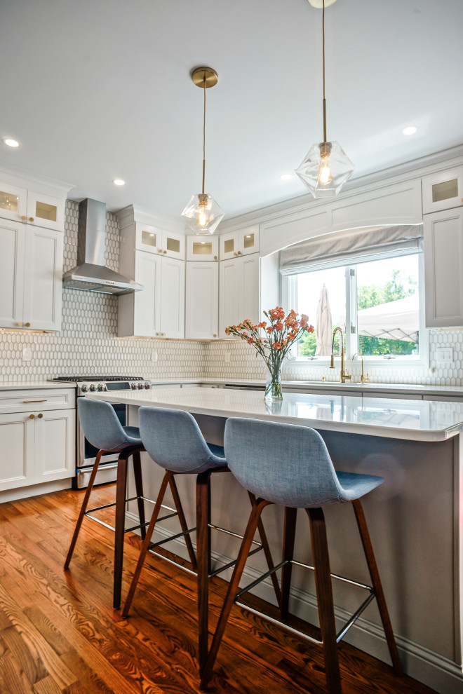 Moderne Wohnküche mit Schrankfronten mit vertiefter Füllung, weißen Schränken, Quarzwerkstein-Arbeitsplatte, Küchenrückwand in Weiß, braunem Holzboden, Kücheninsel, braunem Boden und weißer Arbeitsplatte in Philadelphia