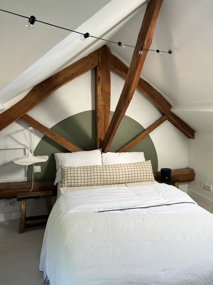 Foto de dormitorio tipo loft retro de tamaño medio