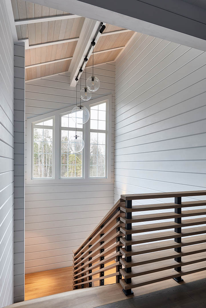 Лестница в доме из клееного бруса