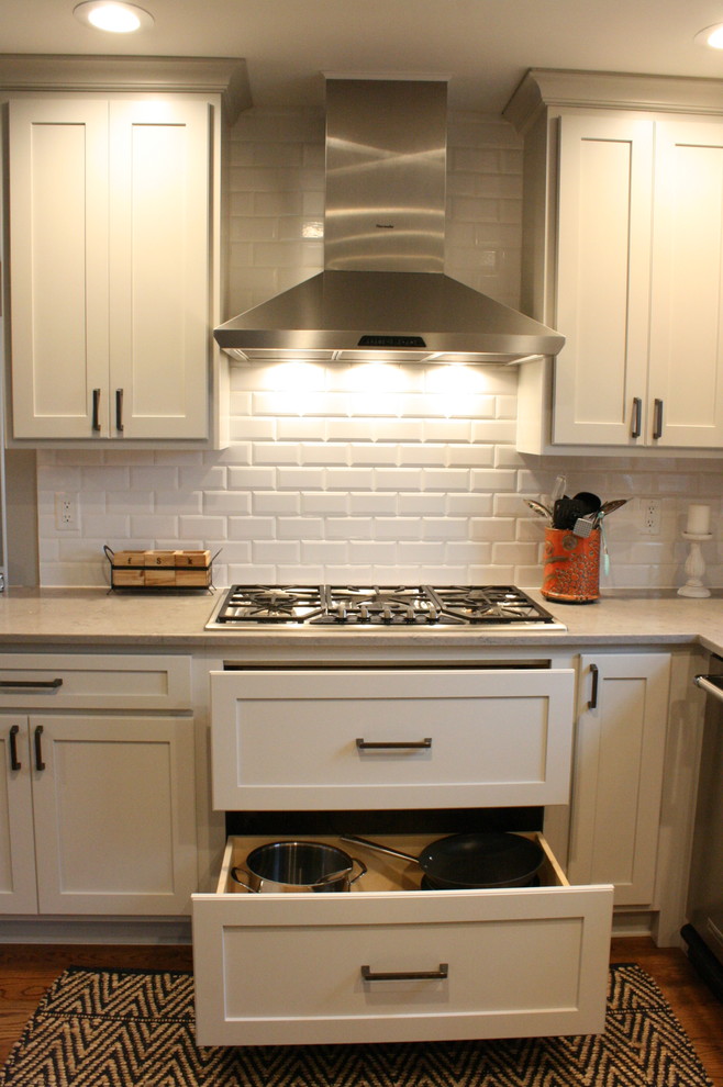 Esempio di una cucina abitabile tradizionale con ante in stile shaker, ante bianche, paraspruzzi bianco, elettrodomestici in acciaio inossidabile e nessuna isola