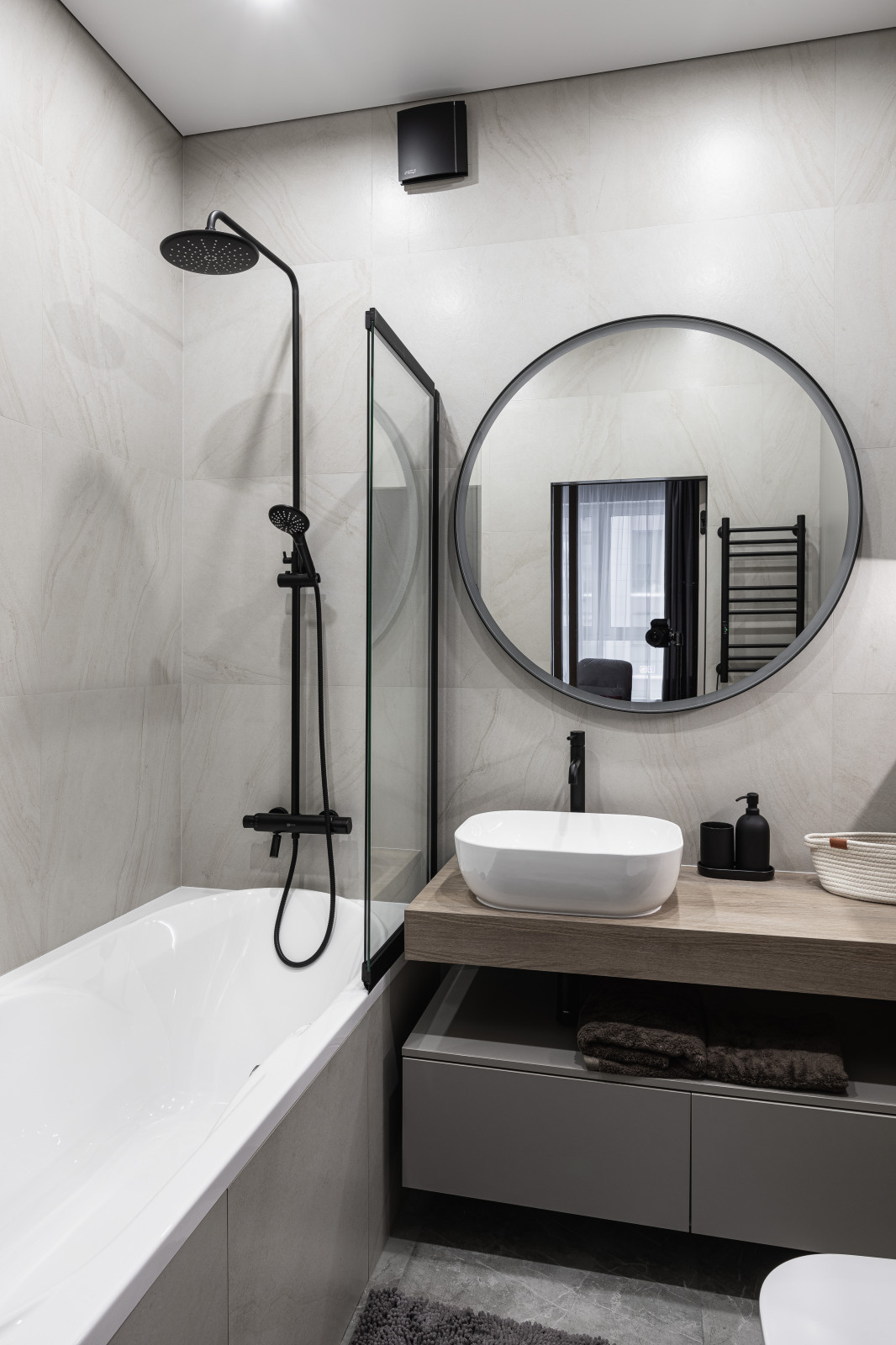 Двухкомнатная квартира в современном стиле с яркими акцентами