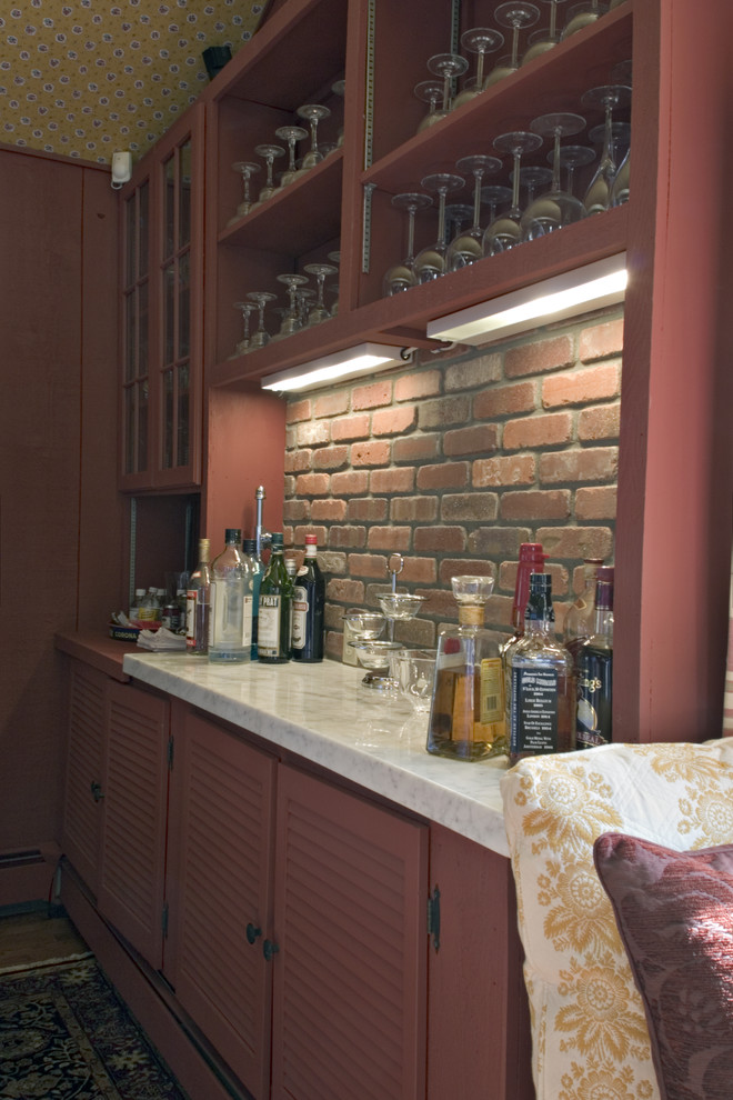 This is an example of a mid-sized country home bar in Bridgeport.