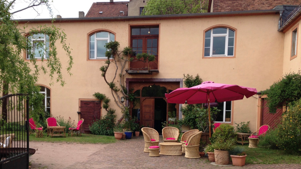 Besuch willkommen Patio Dresden by Das Tor Interior Design by