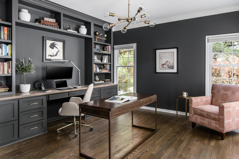 Inspiration för ett mellanstort vintage arbetsrum, med svarta väggar och mellanmörkt trägolv