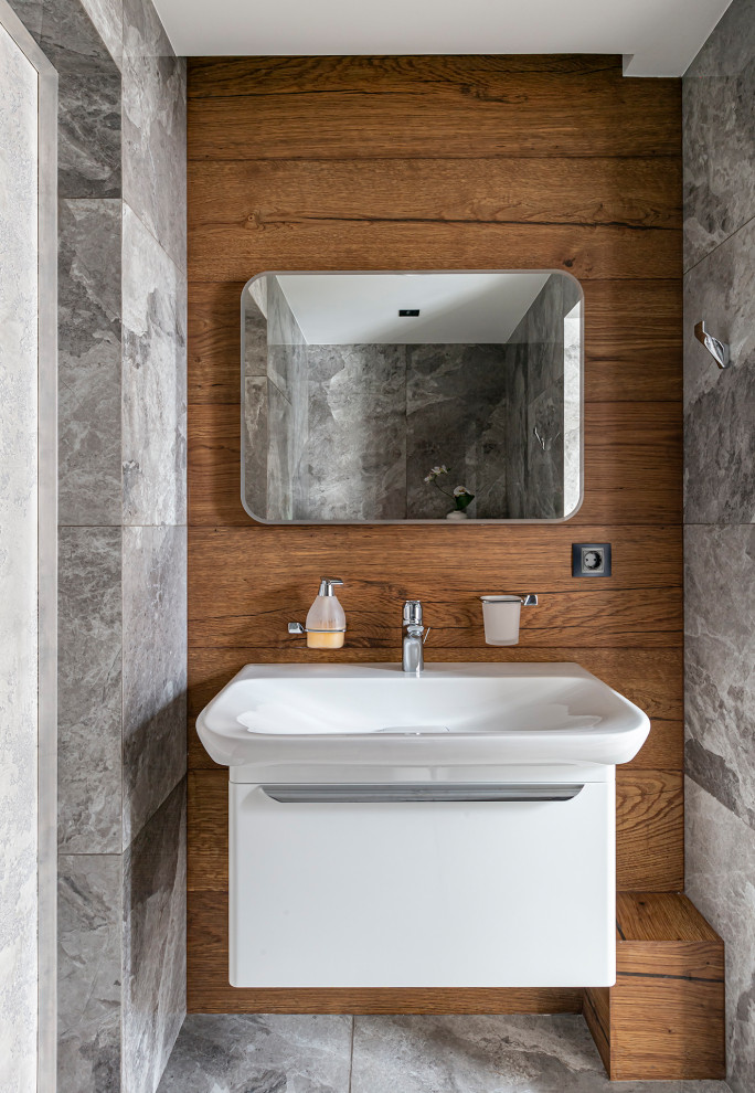 Пример оригинального дизайна: ванная комната среднего размера в современном стиле с открытым душем, серой плиткой, серыми стенами, полом из керамогранита, коричневым полом, шторкой для ванной, нишей, тумбой под одну раковину и подвесной тумбой