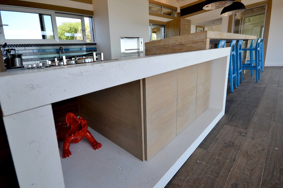 Inspiration for an expansive contemporary l-shaped eat-in kitchen in Angers with concrete benchtops.