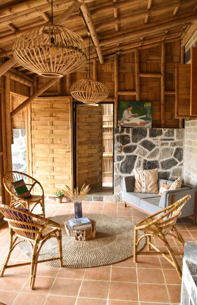 Источник вдохновения для домашнего уюта: гостиная-столовая среднего размера в стиле рустика с коричневыми стенами, полом из терракотовой плитки, красным полом, деревянным потолком и деревянными стенами