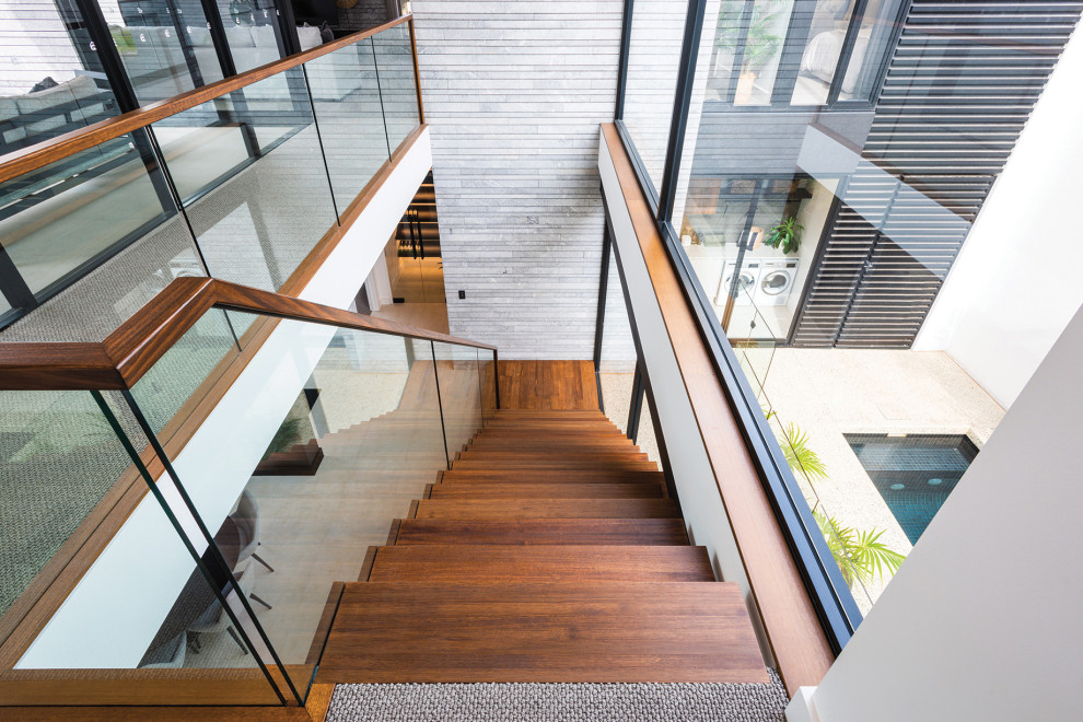 Modelo de escalera recta contemporánea de tamaño medio sin contrahuella con escalones de madera y barandilla de madera
