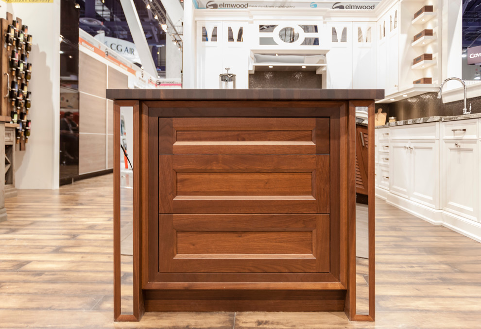 Kitchen - transitional kitchen idea in Toronto
