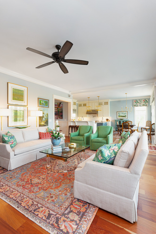 Immagine di un grande soggiorno contemporaneo aperto con pareti blu, pavimento in legno massello medio, pavimento marrone e carta da parati