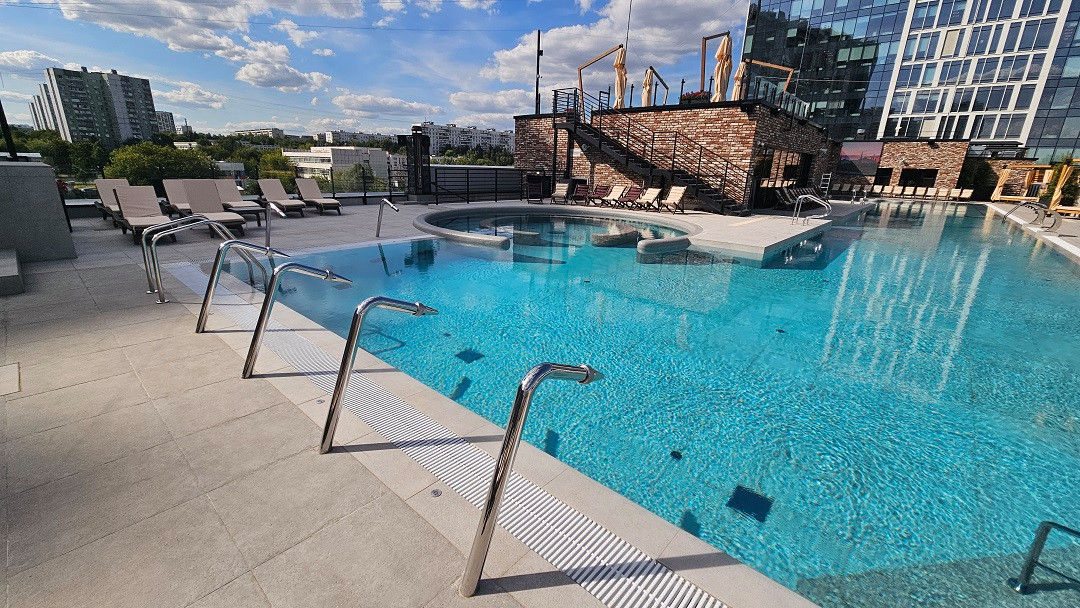 Бассейн на крыше "Грэмм Сити"