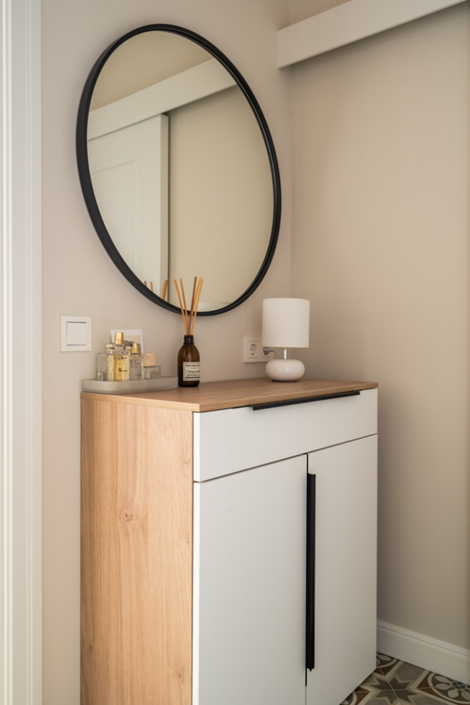 Московская квартира с двумя санузлами и белой кухней