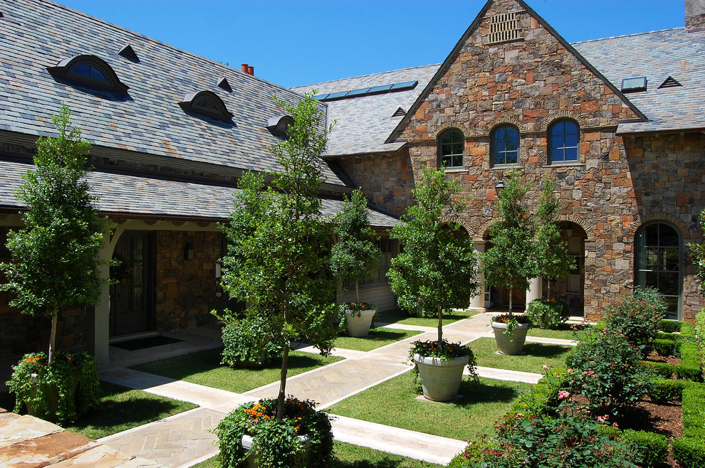 Design ideas for a traditional courtyard formal garden in Dallas.