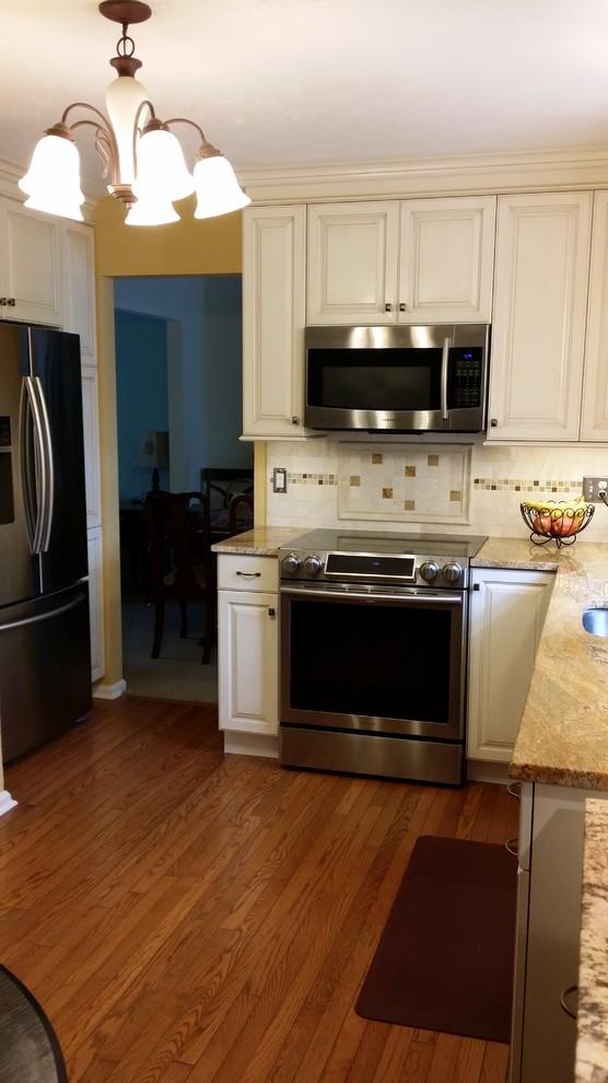 Mid-sized traditional eat-in kitchen in Baltimore with dark hardwood floors.