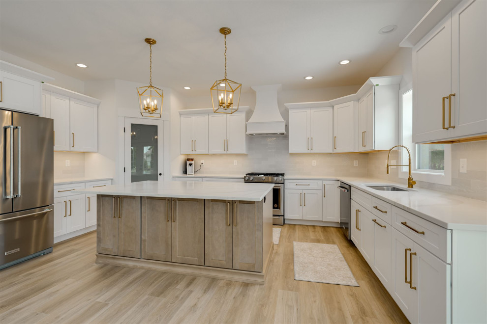 Example of a minimalist kitchen design in Chicago